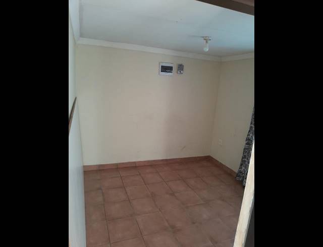 6 BEDROOM HOUSE FOR SALE IN LEACHVILLE EXT 3